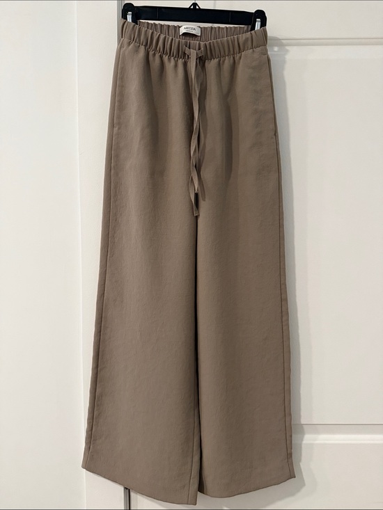 Aritzia Pants - Aritzia Crepette Lodge Pants — Taupe